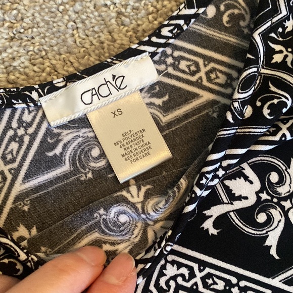 Cache cold shoulder top - Picture 3 of 3